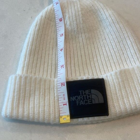 The north face hat white with black tag, excellent condition. - Picture 6 of 6